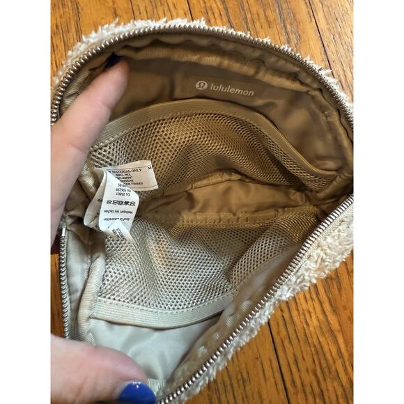 Lululemon Everywhere Belt Bag One Size Beige Fleece Sherpa Crossbody Sling Zip - Picture 5 of 9